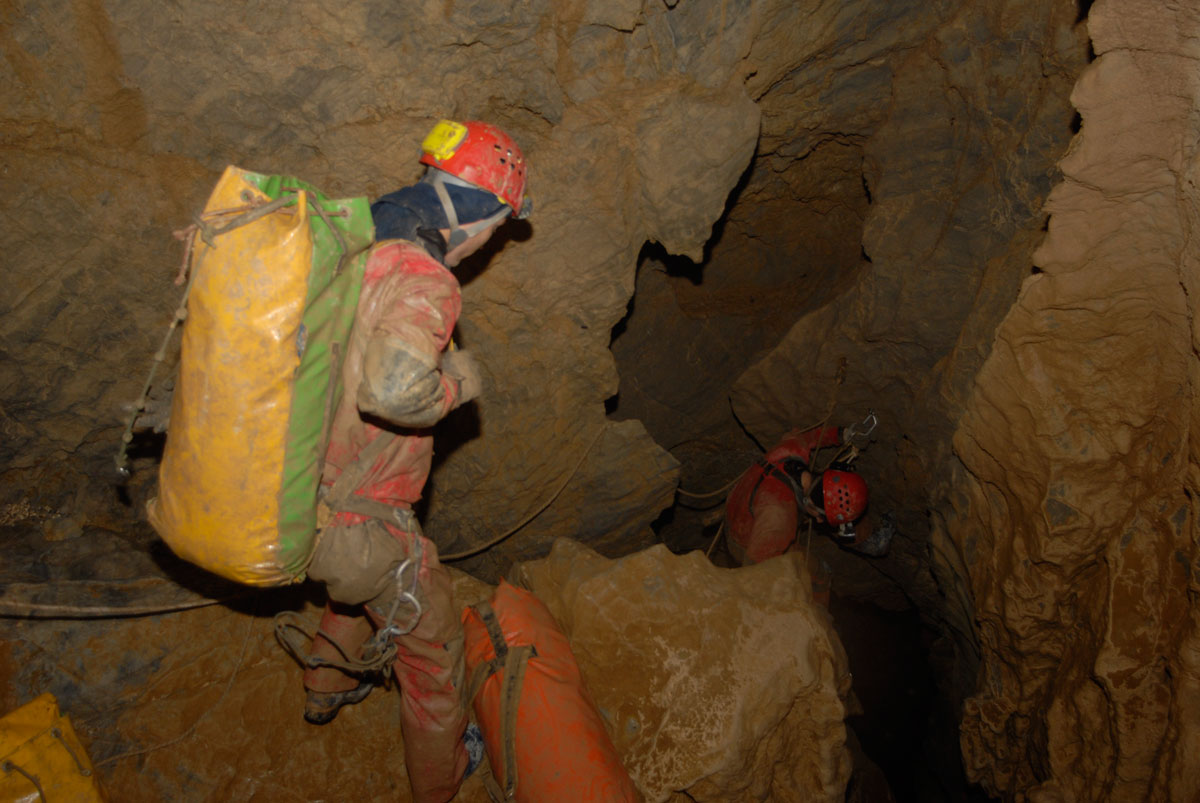 Speologi la intrarea in avenul V5