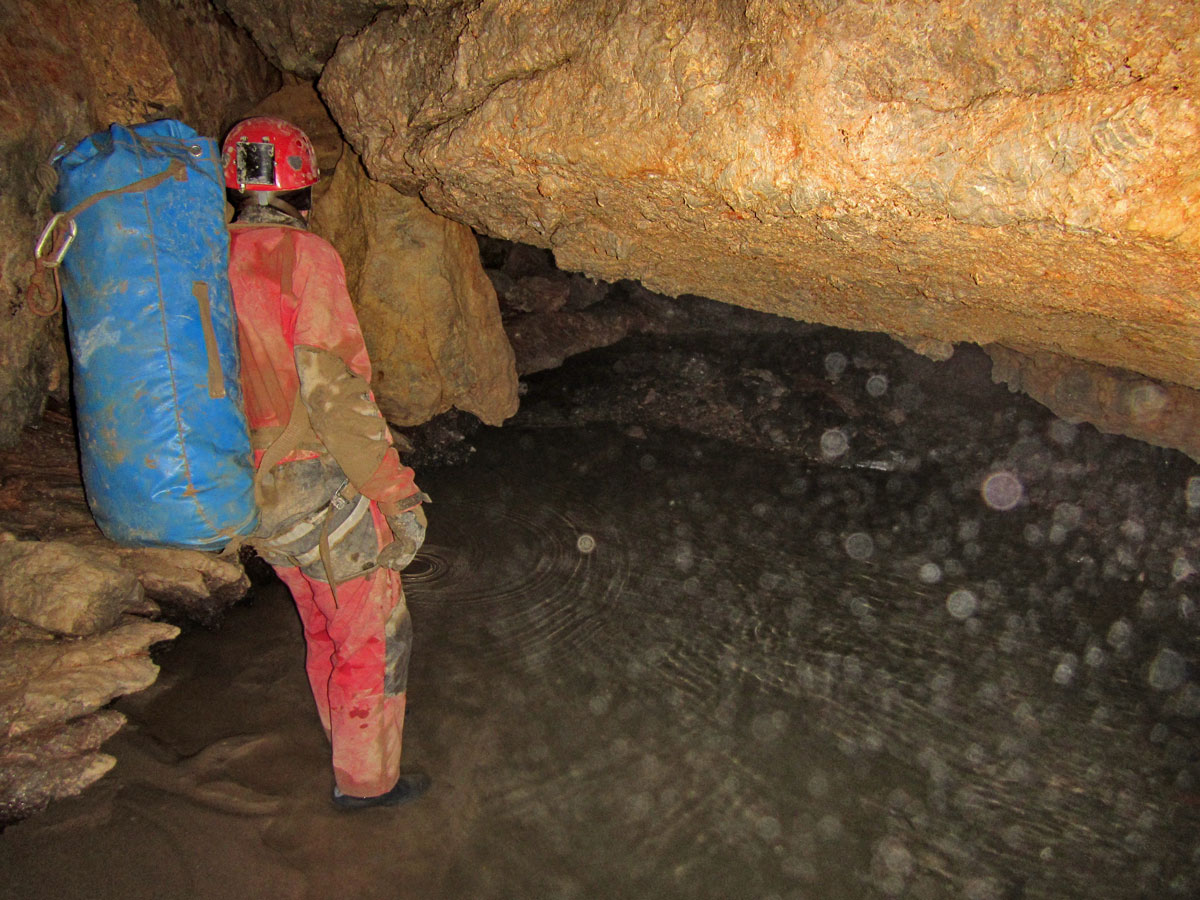 Speologi la intrarea in avenul V5