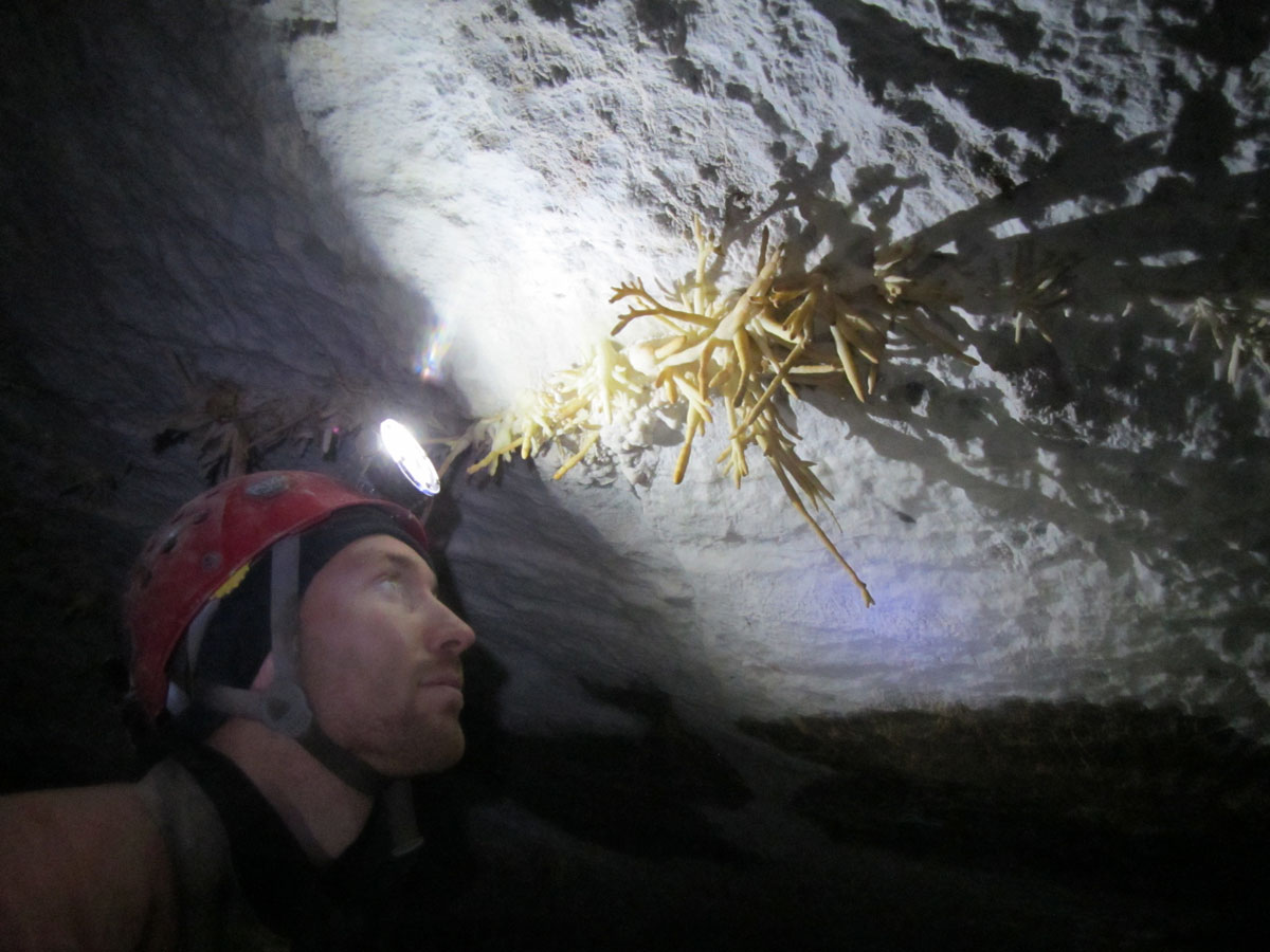 Speologi la intrarea in avenul V5