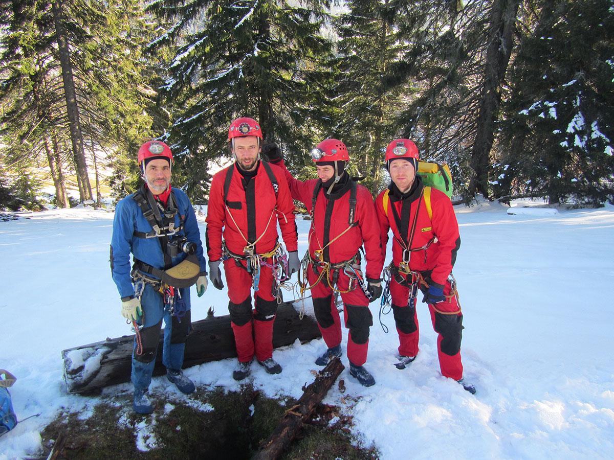 Speologi la intrarea in avenul V5