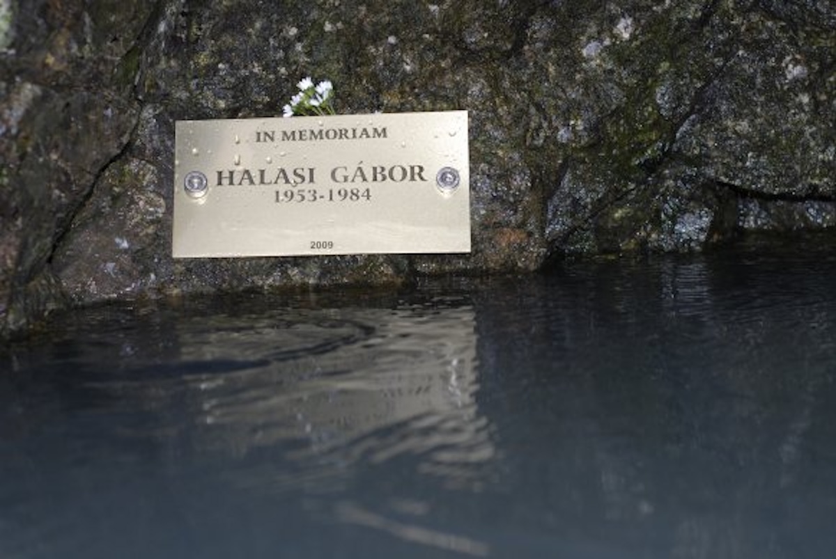 Placheta amplasată de catre echipa Speosub în anul 2009 - Foto: Călin Drăgan