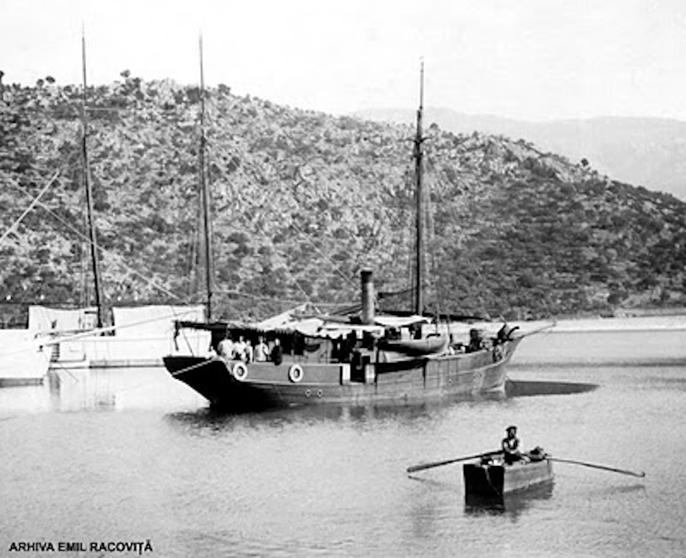 Vasul "Roland", folosit în croazierele de cercetări organizate de Laboratorul „Arago” de la Banyuls-sur-Mer. Vasul "Roland", folosit în croazierele de cercetări organizate de Laboratorul „Arago” de la Banyuls-sur-Mer.