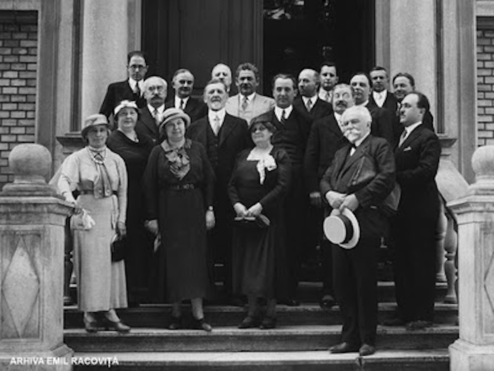 Corpul profesoral al Facultăţii de Ştiinţe din Cluj (E. Racoviţă este al doilea din dreapta în rândul din faţă). Corpul profesoral al Facultăţii de Ştiinţe din Cluj (E. Racoviţă este al doilea din dreapta în rândul din faţă).