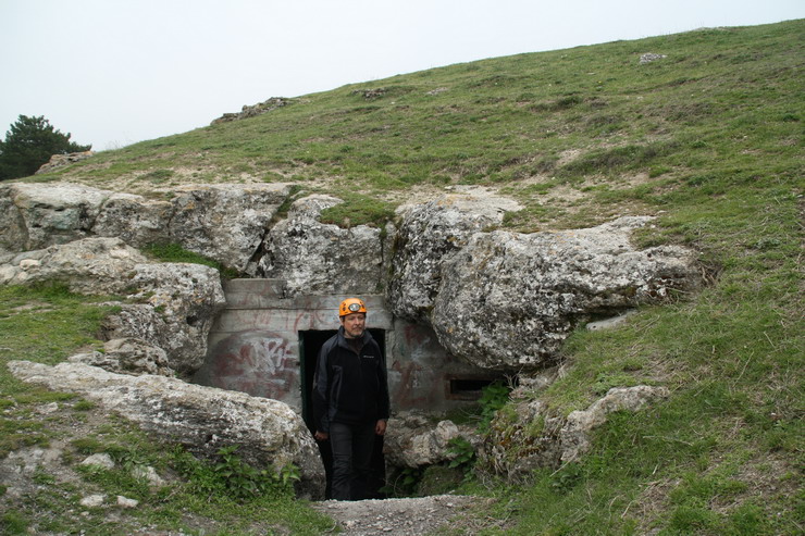 Pestera Limanu, intrare (autorul). sursa: Gigi Dragomir
