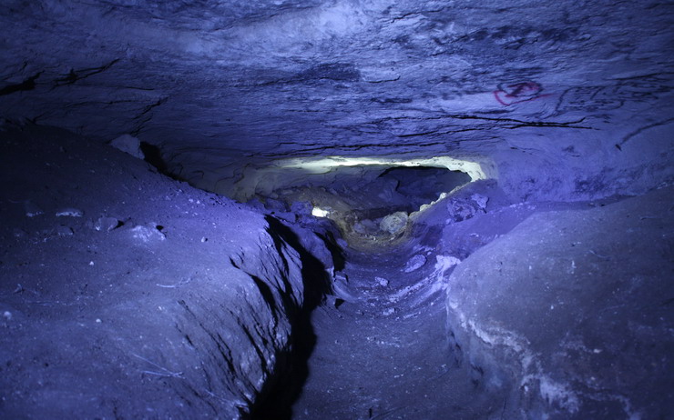 Pestera Limanu, galeria 14, santuri sapate pe centrul galeriilor pentru a le adanci - Sursa: Gigi Dragomir