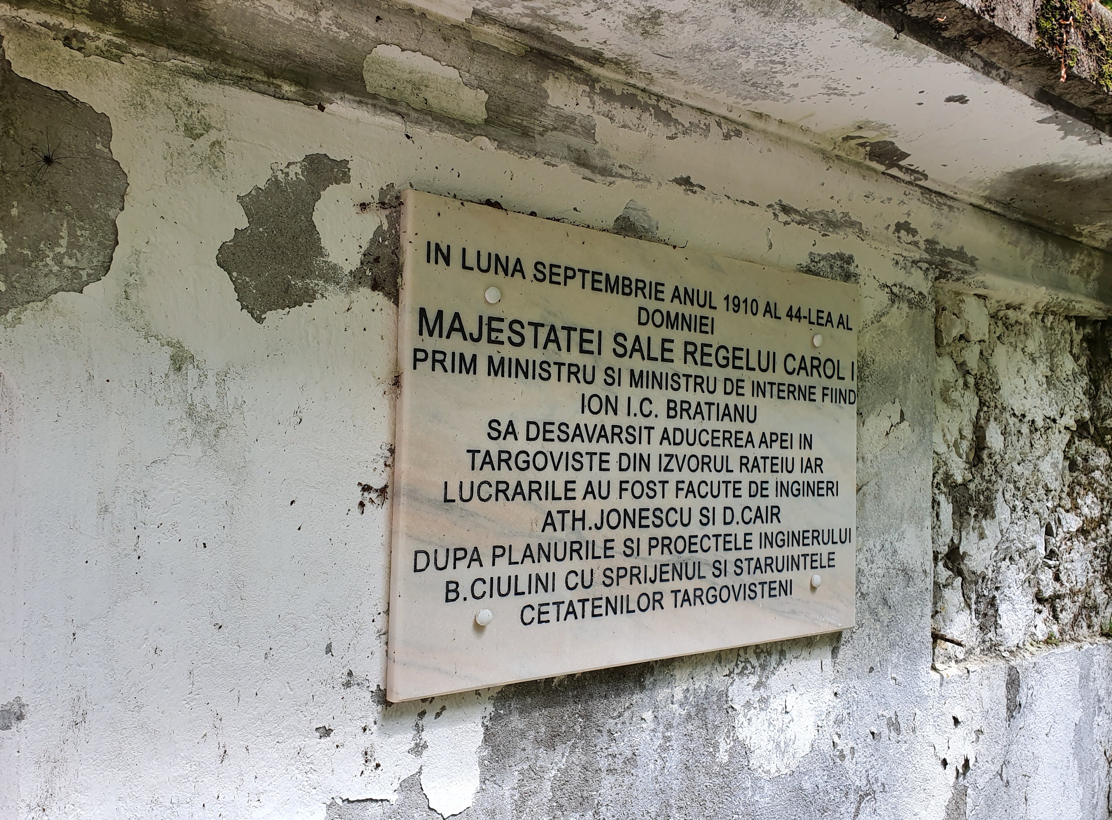 Rătei, placă omagială