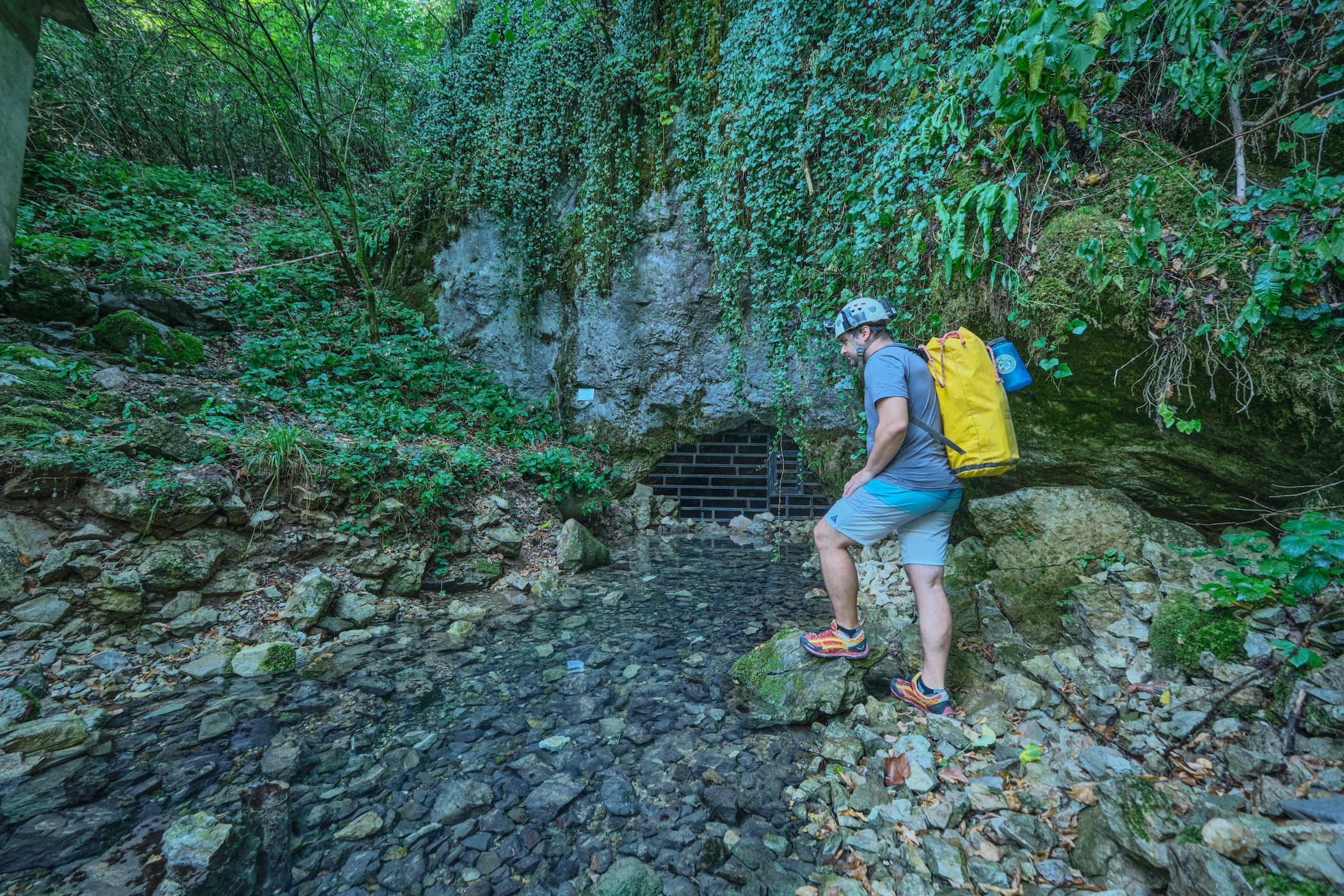 Intrarea inchisa in Pestera Izbucul Toplitei de Vida - foto: Victor Ursu - 17 August 2021
