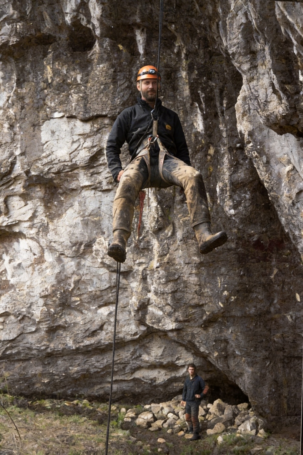 Maniacu' - Coborand din intrarea suspendata - Stanul Cerbului cca. 2003 - foto: Victor Ursu