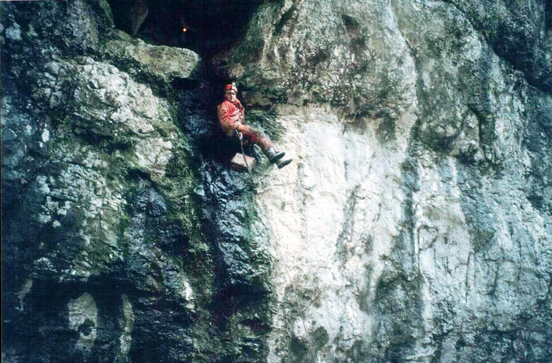 Victor Ursu - coborand din intrarea superioara a pesterii, cu acumulatori grei.