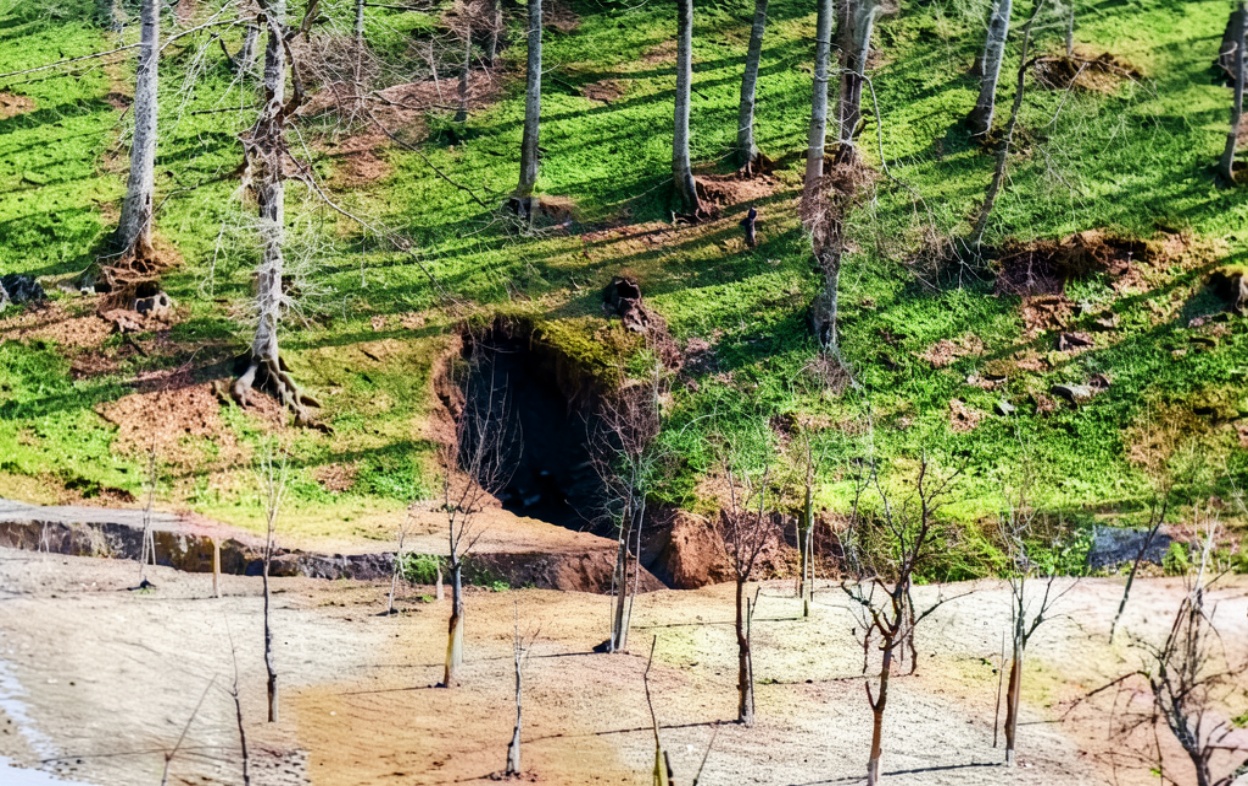 Intrarea veche in pestera, momentan colmatata prin alunecare de teren