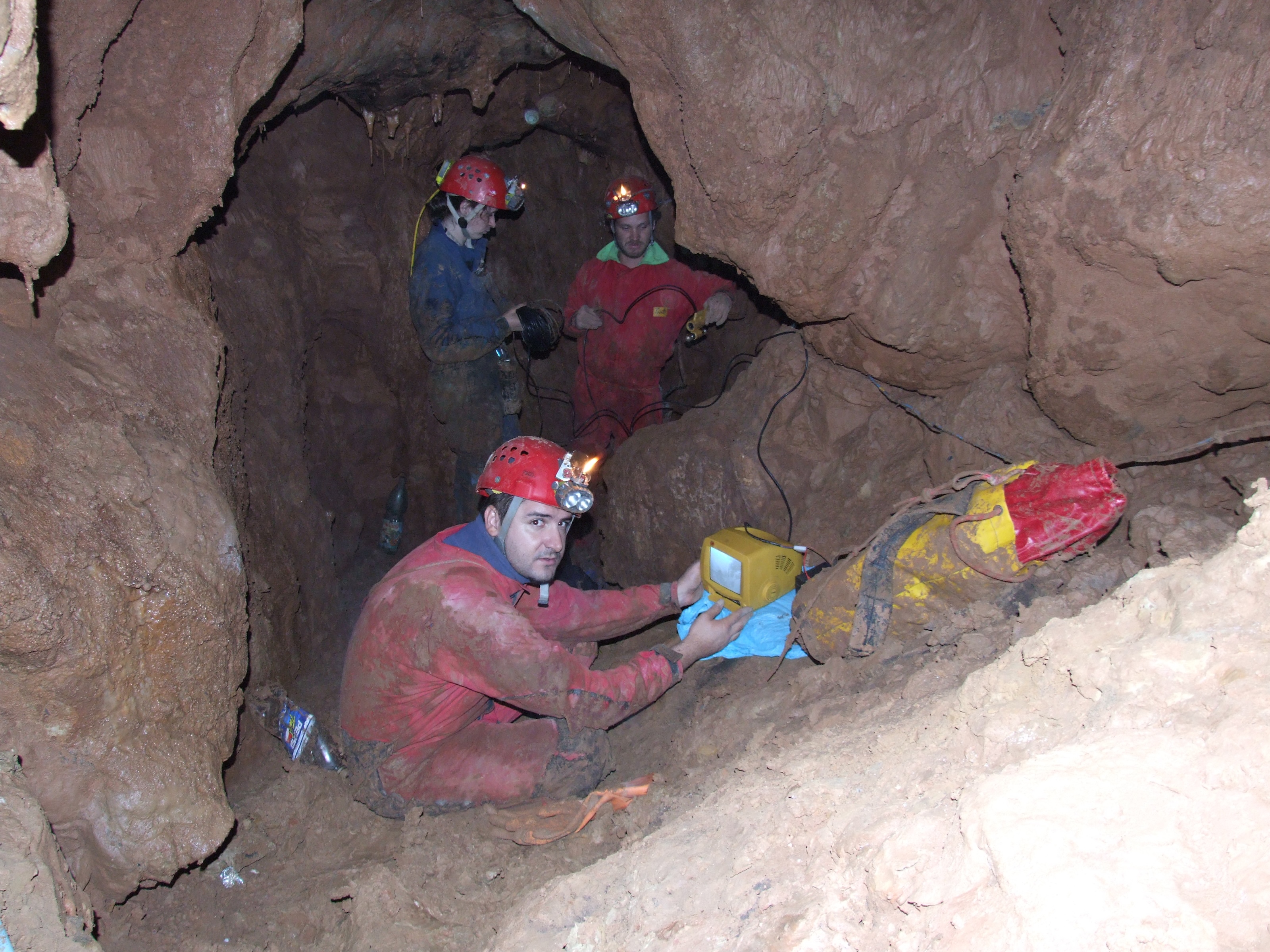Victor, Carmen, Cosmin - cca. 2002. Televizor si Camera de testare a punctelor de lucru. Foto: Speleoteam