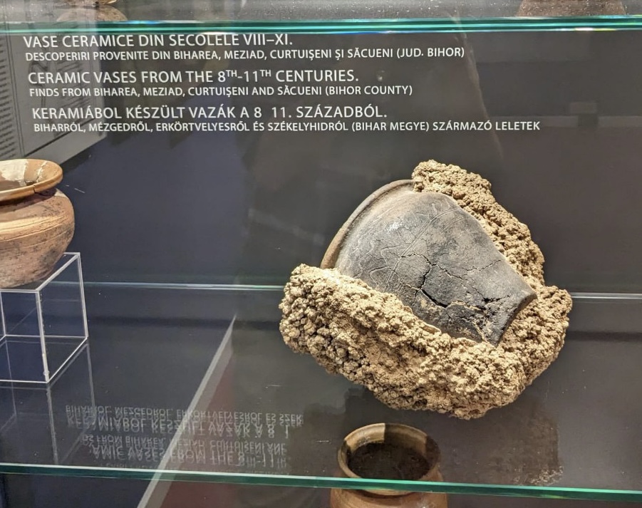 Vas de ceramică descoperit in Peştera Meziad de Roni Mărcuş (Speo Cristal), expus la Muzeul Tării Crişurilor din Oradea - foto: Roni Mărcuş