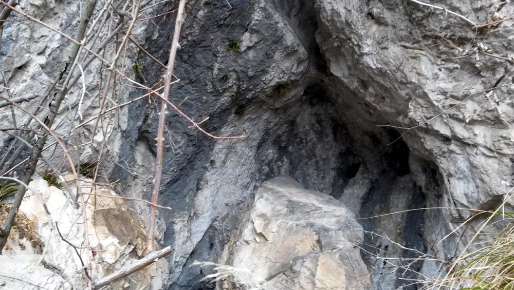 intrarea superioara cu bolovan 