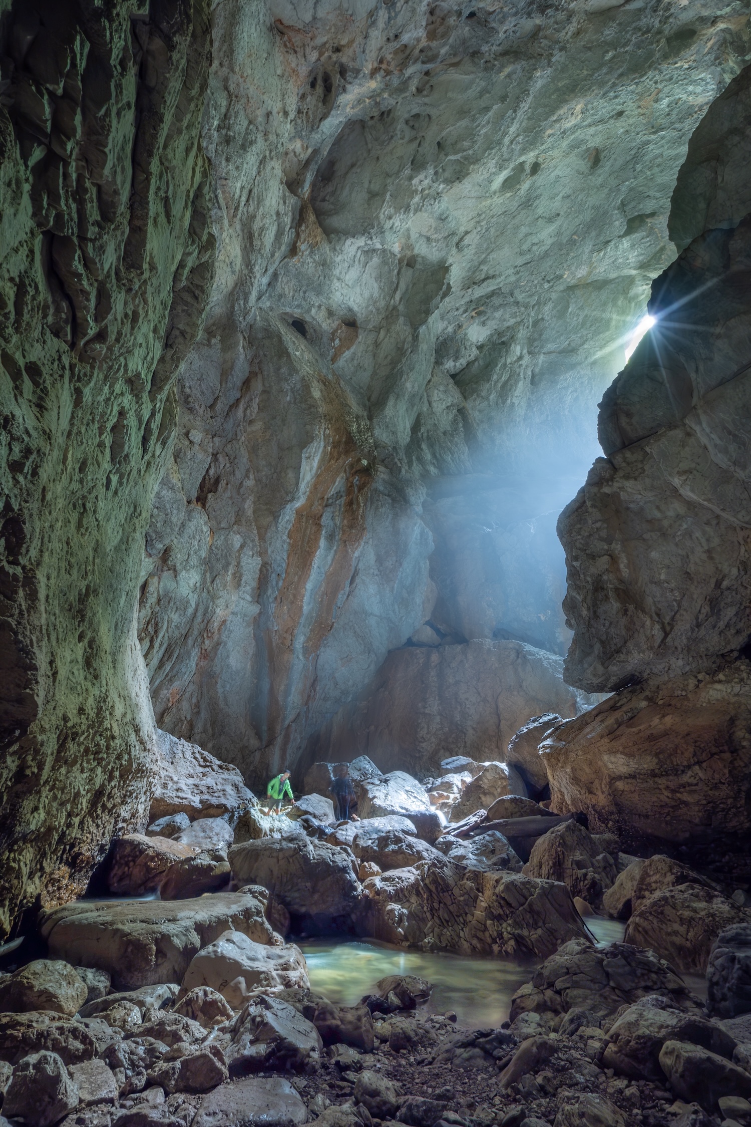 Fereastra in Pestera Cetatile Ponorului - Foto: Victor Ursu