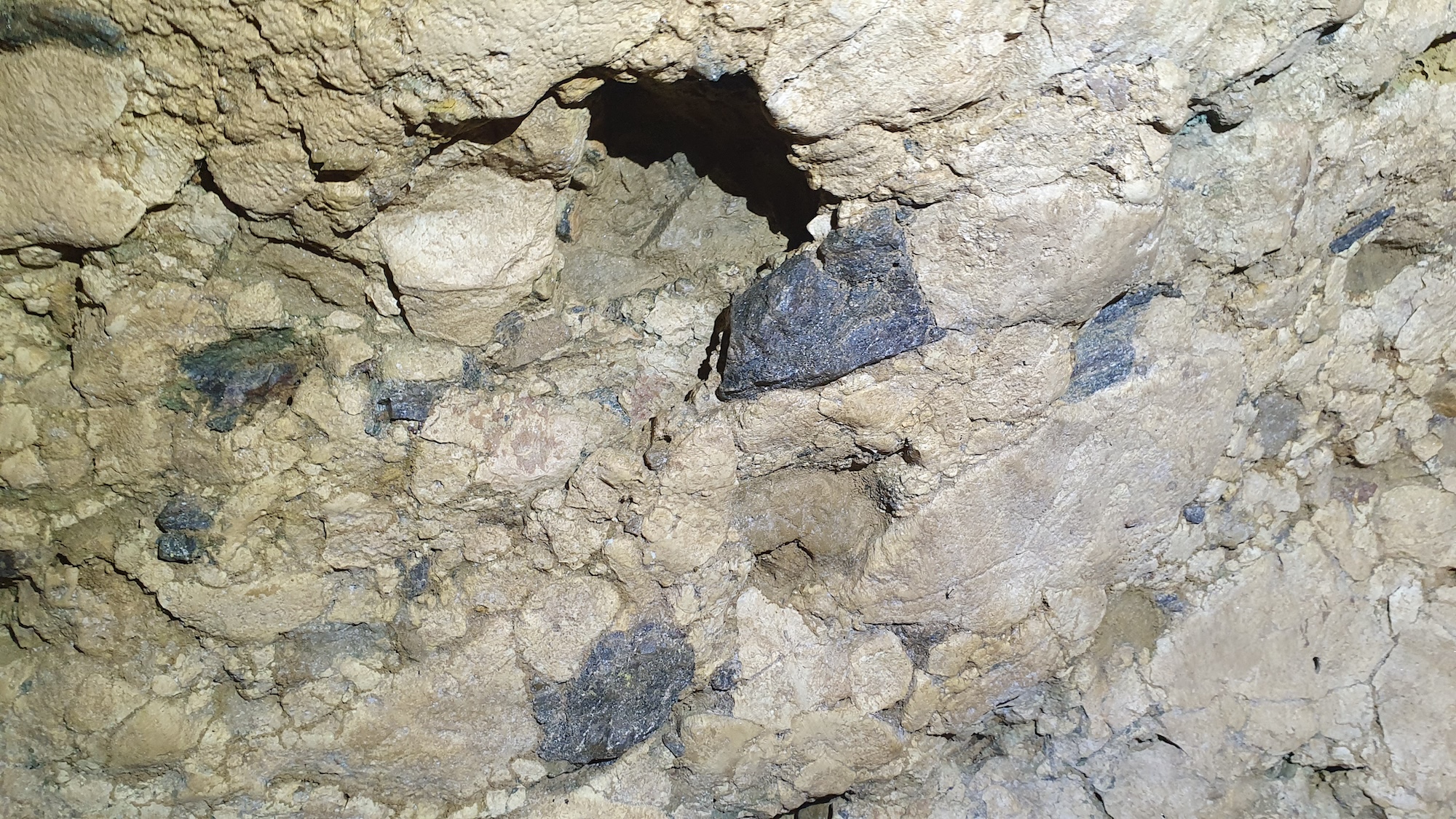 Breccia de Raciu, contact geologic in pestera