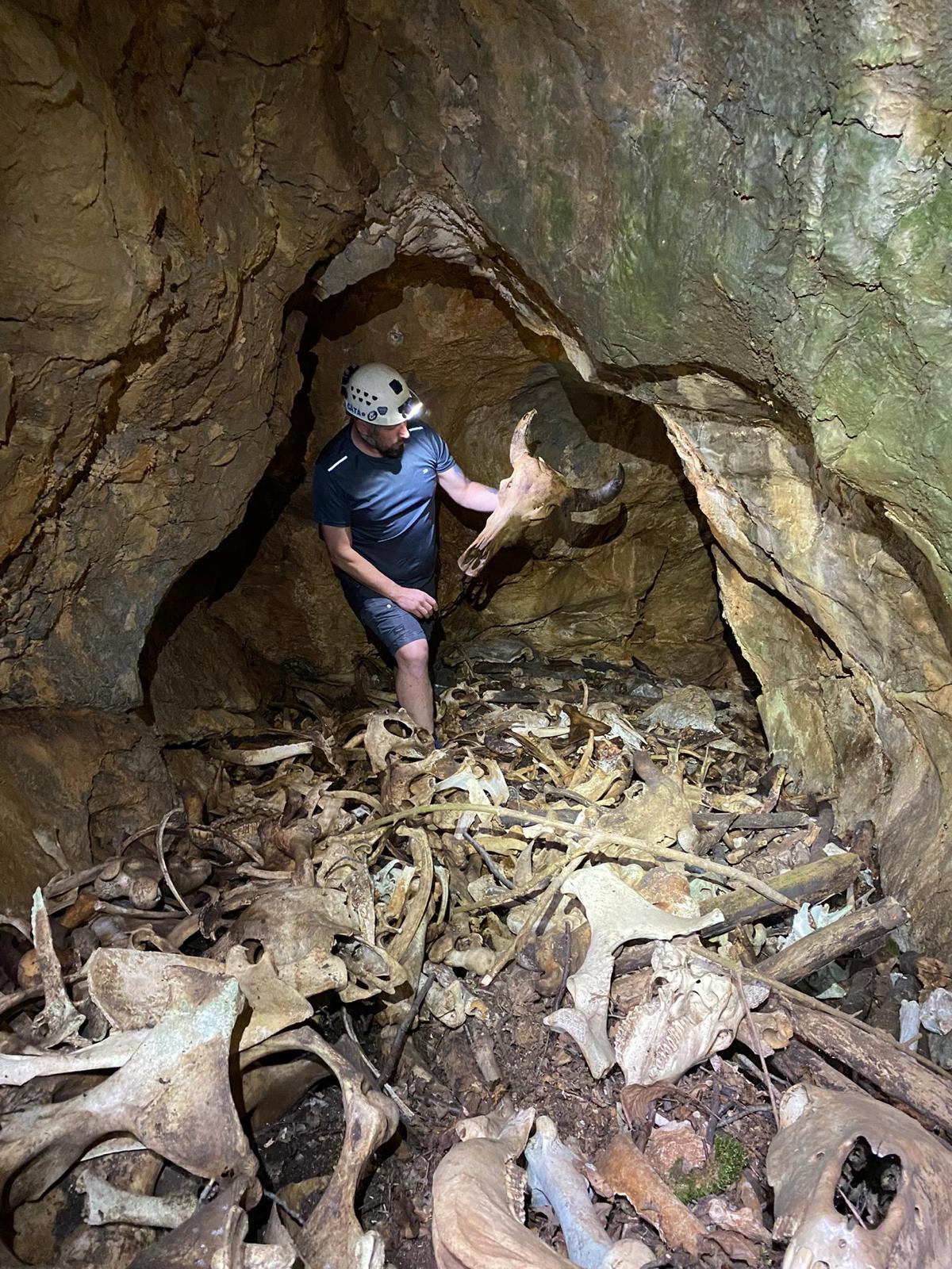 Avenul din Faţa Cornii (Gorii) - Rus-Herdea Catalin