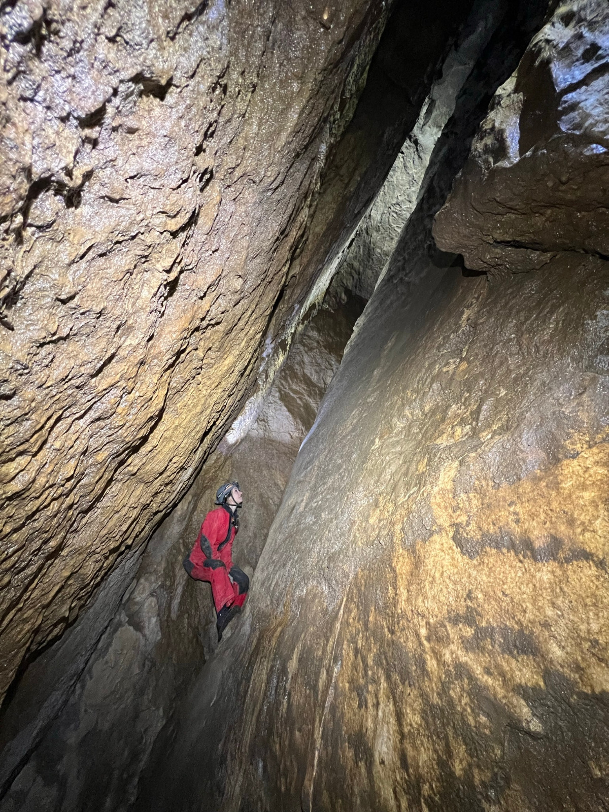 Poză aven tectonic, diaclază.