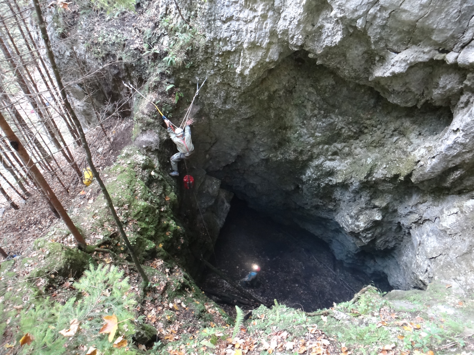 Intrarea in Avenul din Gangul Crovului