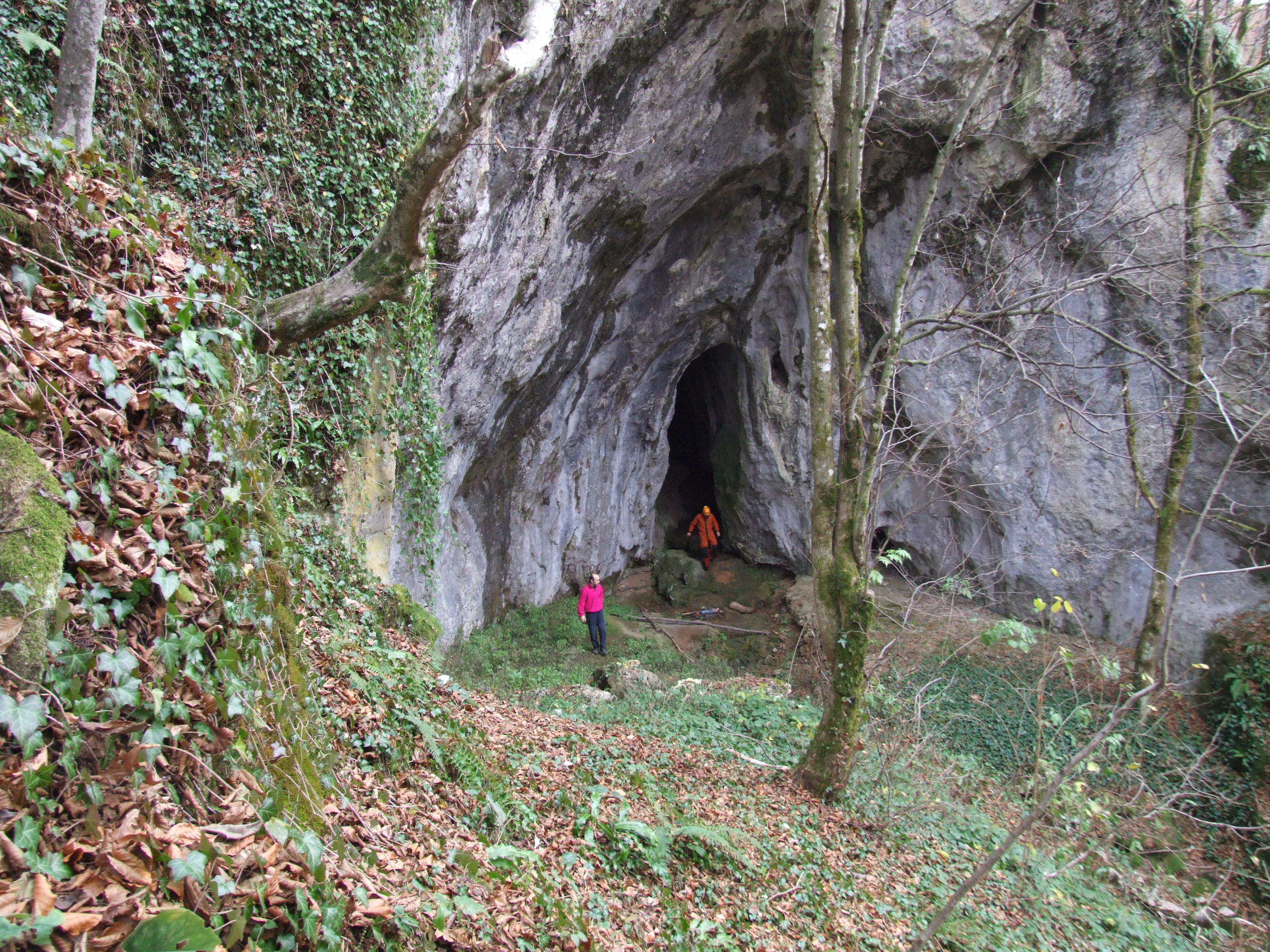 Pestera Raii - portal - foto: Attila Czumbil - 2006