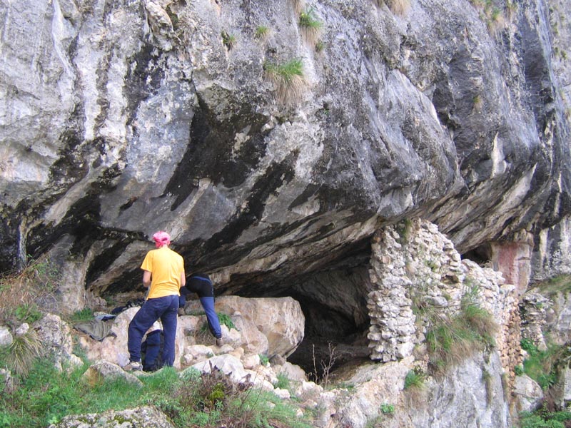 Peştera Zidită (P. cu Ziduri; P. de la Piatra Singură, P. Zidita de la Mada) - Image 1