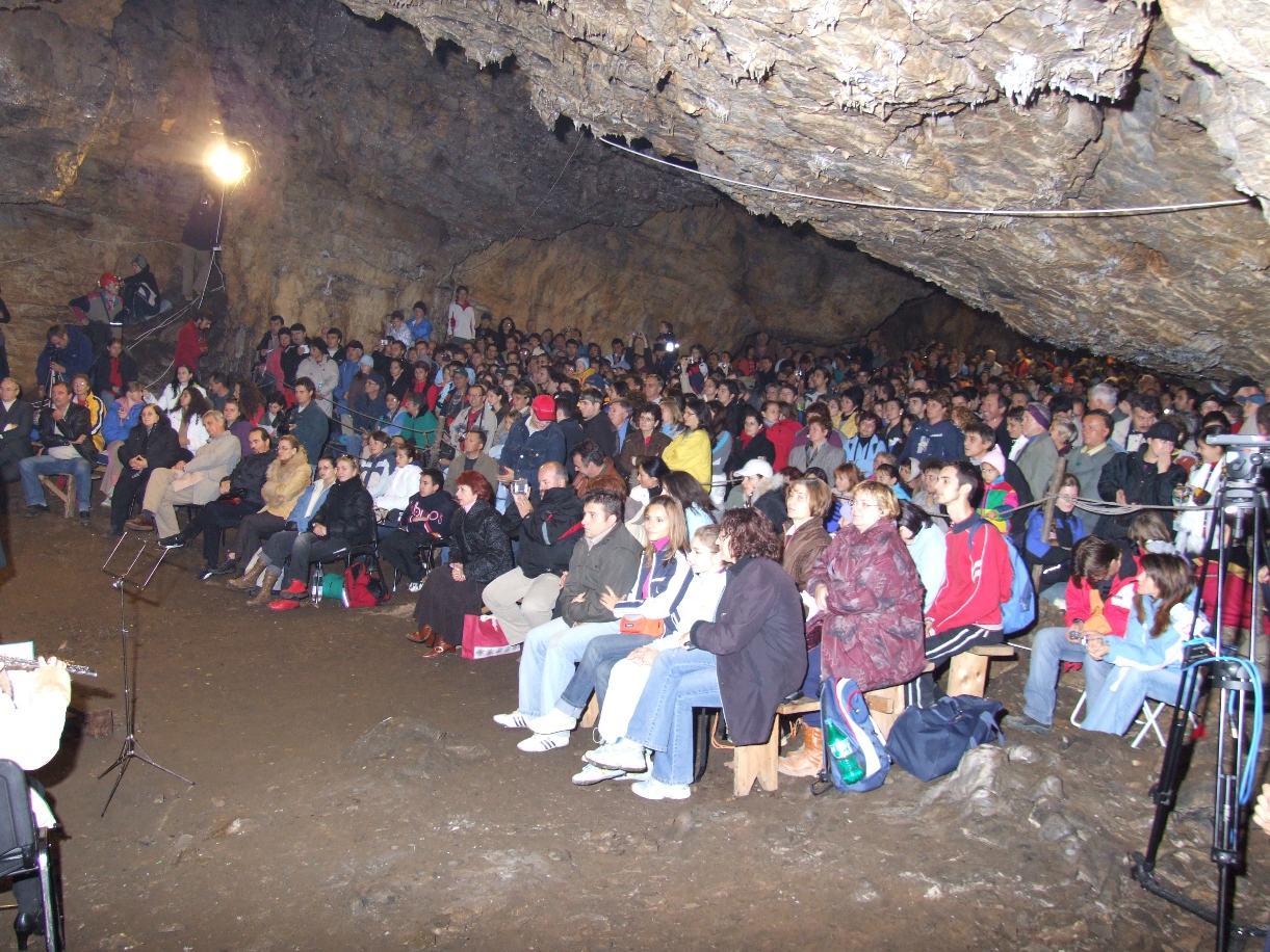 Concert simfonic in Pestera de la Romanesti