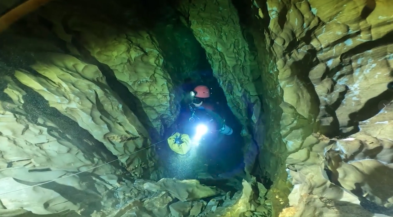 Sifonul 1 - Peștera de la Contu - Autor: Cristi Mitrofan