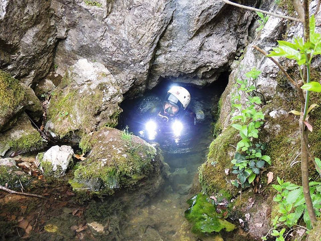 Intrarea accesibila doar scafandrilor in Peștera Izvorul de la Nuci