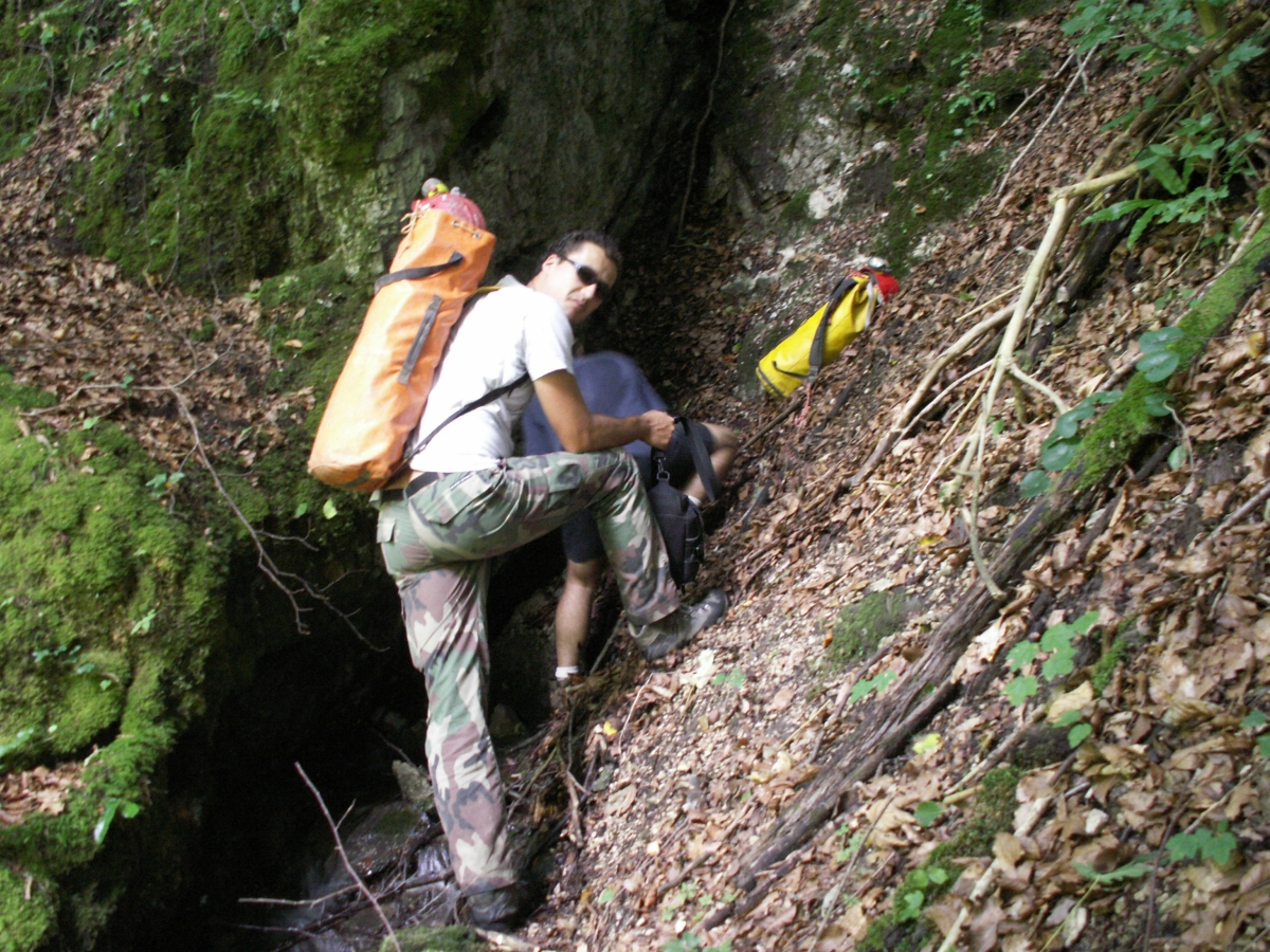 Speologie.org - Tamas Bruncsak la intrarea pesterii - Foto: Victor Ursu