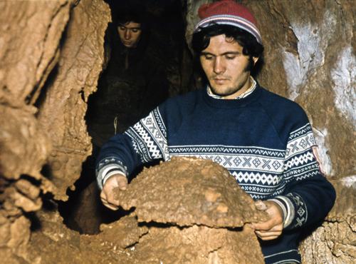 Pe un colţ de eroziune, pălăria care a dat nume peşterii; crescută prin prelingerea carbonatului de calciu pe un strat de argilă. Foto: Dorin Stanciu, Aurel Ioţa.  - romania-natura.ro