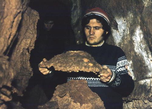 Pe un colţ de eroziune, pălăria care a dat nume peşterii; crescută prin prelingerea carbonatului de calciu pe un strat de argilă. Foto: Dorin Stanciu, Aurel Ioţa.  - romania-natura.ro